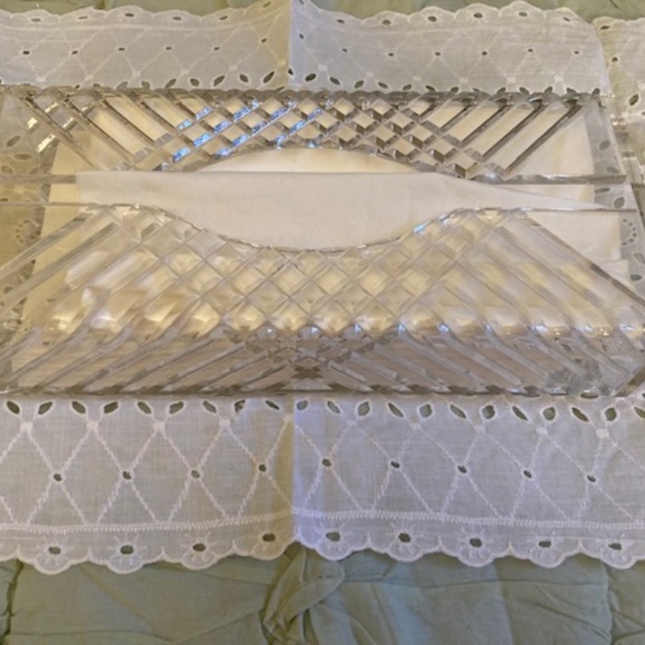 Vintage Acrylic Tissue Box Holder🤧